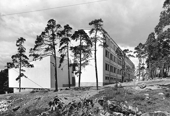 Aarne Ervin suunnittelema Pohjolanmäen koulurakennus vuonna 1954